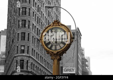 Edificio Flatiron di New York City e orologio da costruzione 5th Avenue Foto Stock