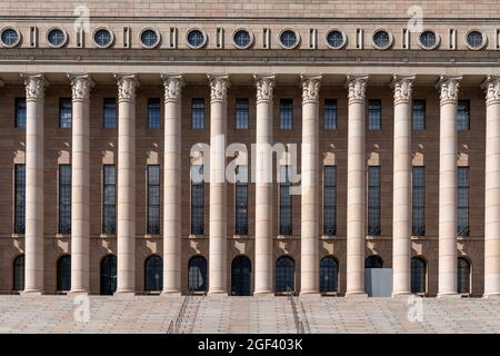 Helsinki, Finlandia: 4 agosto 2021: Vista dell'edificio del Parlamento finlandese nel centro di Helsinki Foto Stock