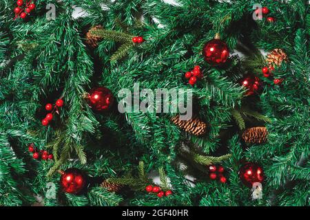Fotogramma completo di rami di albero di Natale e decorazioni natalizie. Vista dall'alto. Abete, coni di pino e baubles di Natale Foto Stock