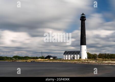 Saare, Estonia - 14 agosto 2021: Il faro Sorve sull'isola di Saaremaa Foto Stock