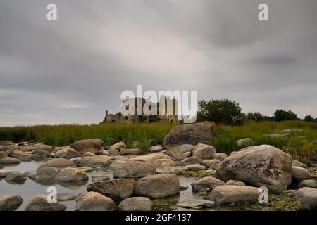 Toolse, Estonia - 11 Agosto, 2021: Vista delle rovine del castello a Toolse nel nord dell'Estonia Foto Stock