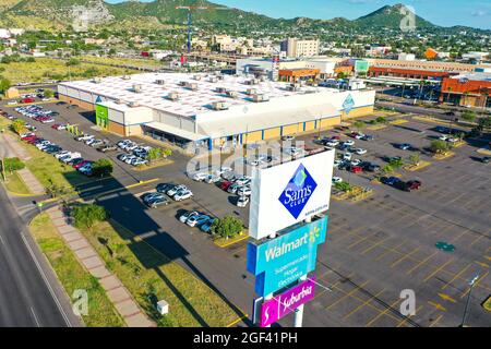 SAMS Club, Walmart e Suburbia all'ingrosso e parcheggio sul Paseo Río sonora o sul Vado del Rio sonora. Hermosillo, Messico. (Foto di Luis Gut Foto Stock