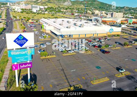 SAMS Club, Walmart e Suburbia all'ingrosso e parcheggio sul Paseo Río sonora o sul Vado del Rio sonora. Hermosillo, Messico. (Foto di Luis Gut Foto Stock