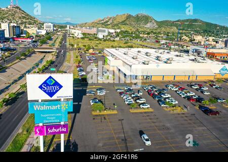 SAMS Club, Walmart e Suburbia all'ingrosso e parcheggio sul Paseo Río sonora o sul Vado del Rio sonora. Hermosillo, Messico. (Foto di Luis Gut Foto Stock