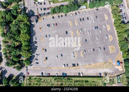 parcheggio all'aperto in zona residenziale con posti vacanti. vista dall'alto in estate. Foto Stock