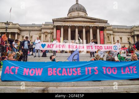 Londra, Regno Unito. 23 agosto 2021. I manifestanti della ribellione di estinzione si riuniscono a Trafalgar Square mentre iniziano la loro campagna di due settimane, la ribellione impossibile. (Credit: Vuk Valcic / Alamy Live News) Foto Stock