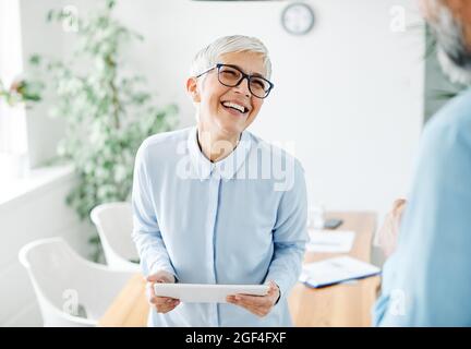 senior business donna grigio capelli tablet ufficio felice ritratto maturo Foto Stock