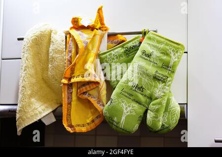 POZNAN, POLONIA - Nov 01, 2015: Asciugamano da cucina e muffa appesi su un manico Foto Stock