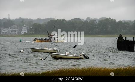 NORWALK, CONNECTICUT - 23 AGOSTO 2021: Nor'Easter Oyster barca sta ritornando a Norwalk giorno dopo l'uragano Henri durante l'alta marea. Vista dal polpaccio P Foto Stock