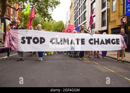 Londra, Regno Unito. 23 agosto 2021. I manifestanti della ribellione di estinzione a Charing Cross Road all'inizio della loro campagna di due settimane, la ribellione impossibile. (Credit: Vuk Valcic / Alamy Live News) Foto Stock