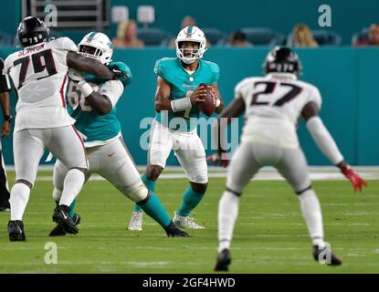 Miami Gardens, Stati Uniti. 21 Agosto 2021. Miami Dolphins quarterback Tea Tagovailoa (1) cerca un ricevitore durante la prima metà contro gli Atlanta Falcons in una partita di pre-esason all'Hard Rock Stadium a Miami Gardens, Florida, sabato 21 agosto 2021. I Delfini vinti, 37-17. (Foto di Michael Laughlin/South Florida Sun Sentinel/TNS/Sipa USA) Credit: Sipa USA/Alamy Live News Foto Stock