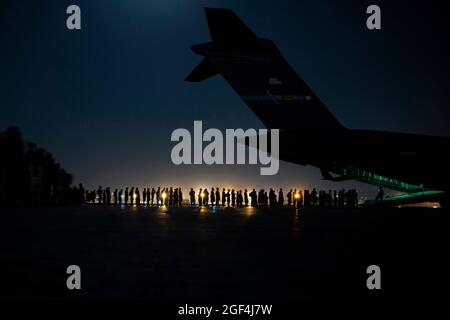 Un equipaggio dell'Aeronautica militare degli Stati Uniti, assegnato allo Squadrone dell'Airlift Expeditionary 816, si prepara a caricare evacuati qualificati a bordo di un aereo dell'Aeronautica militare americana C-17 Globemaster III a sostegno dell'evacuazione in Afghanistan all'Aeroporto Internazionale Hamid Karzai, Afghanistan, 21 agosto 2021. Il Dipartimento della Difesa si impegna a sostenere il Dipartimento di Stato degli Stati Uniti nella partenza del personale civile statunitense e alleato dall'Afghanistan, e ad evacuare gli alleati afghani in sicurezza. Credito obbligatorio: Taylor Crul/US Air Force via CNP Foto Stock