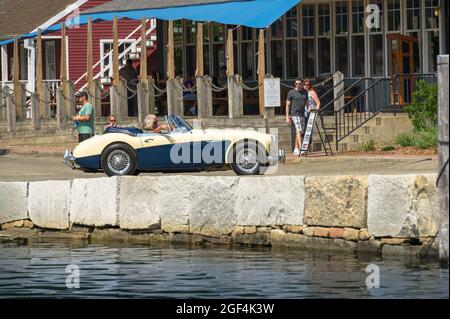 Mystic, CT USA / 23 luglio 2011: Crema classica su Blue Austin Healey 3000 Mk II auto sportiva convertibile al Salone dell'automobile britannica sul mare in New England. Foto Stock