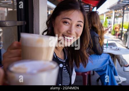 Incontro per il caffè con una bella giovane donna asiatica a San Francisco Foto Stock