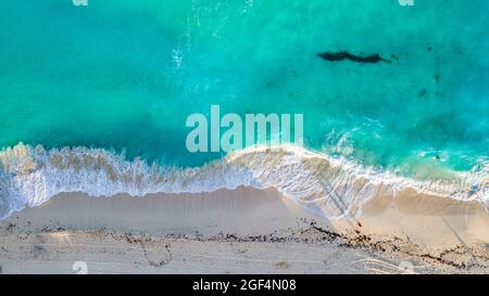Vista aerea della spiaggia costiera sabbiosa e delle acque turchesi del Mar dei Caraibi Foto Stock