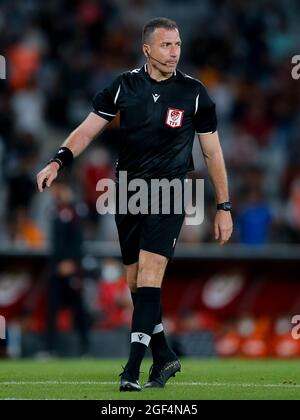 ISTANBUL, TURCHIA - 23 AGOSTO: Arbitro Huseyin Gocek durante la partita Super Lig tra Galatasaray e Hatayspor allo stadio Ataturk Olimpiyat il 23 agosto 2021 a Istanbul, Turchia (Foto di Orange Pictures) Foto Stock