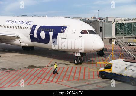 VARSAVIA, POLONIA - 07 14 2021: Boeing 787 Dreamliner di LOT Polish Airlines, la compagnia di bandiera della Polonia, parcheggiata all'aeroporto Chopin di Varsavia. POLACCO LOTTO Foto Stock