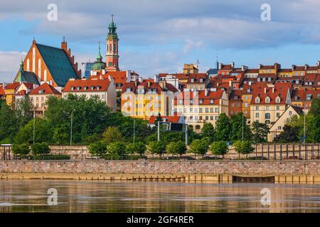 Polonia, Voivodeship Masoviano, Varsavia, Banca di Vistula fiume con edifici della città vecchia in background Foto Stock