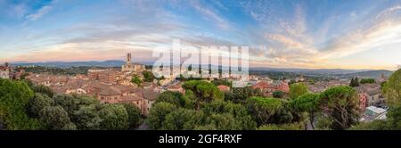 Italia, Provincia di Perugia, Perugia, Vista panoramica delle nuvole sul centro storico al crepuscolo Foto Stock