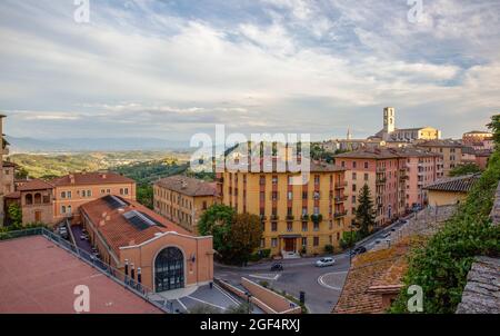 Italia, Provincia di Perugia, Perugia, nuvoloso sopra i palazzi del centro storico con la basilica di San Domenico sullo sfondo Foto Stock