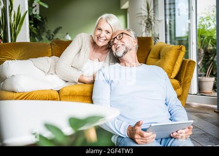 Coppia matura felice che passa il tempo libero insieme a casa Foto Stock