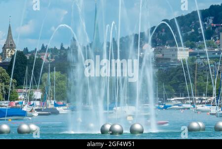 Zurigo, Svizzera - 13 luglio 2019: Fontana d'acqua di fronte al centro della città Foto Stock