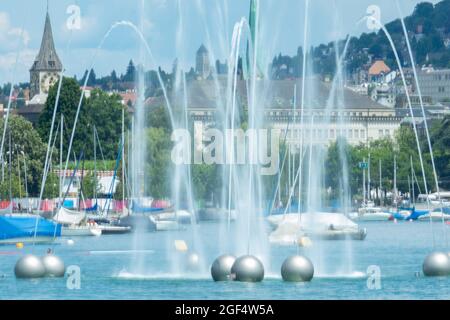 Zurigo, Svizzera - 13 luglio 2019: Fontana d'acqua di fronte al centro della città Foto Stock