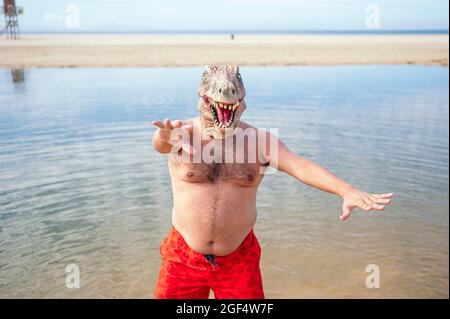 Ragazza spensierata con braccia tese che saltano sul sentiero Foto Stock