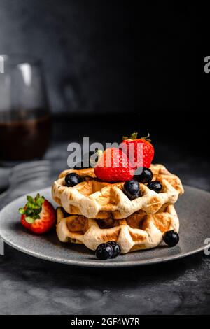Piatto di waffle freschi con fragole e mirtilli Foto Stock