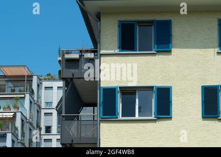 Zurigo, Svizzera - 13 luglio 2019: Architettura contrastante in una zona residenziale Foto Stock