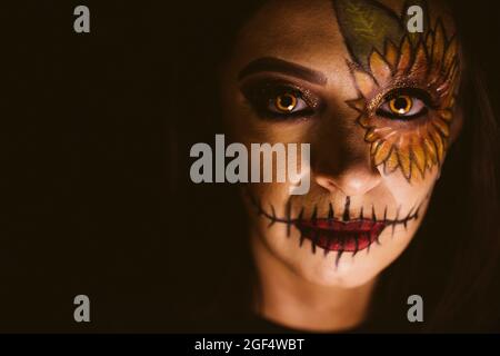 Giovane donna con malvagità make-up durante Halloween Foto Stock
