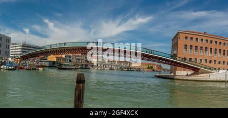 Venezia Italia 5 luglio 2021: Il ponte, progettato dall'architetto spagnolo Santiago Calatrava e costruito principalmente in acciaio e vetro, Foto Stock