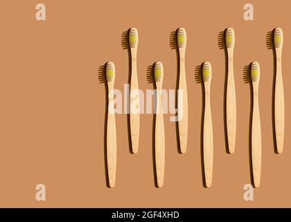 Disegno di spazzolini in legno piatto poggiato su sfondo marrone Foto Stock