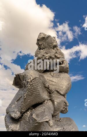 Vista ad angolo basso della scultura 'Grande argilla No. 4' dell'artista svizzero Urs Fischer, alluminio fuso, su Bototnaya Embankment, Mosca, Russia Foto Stock