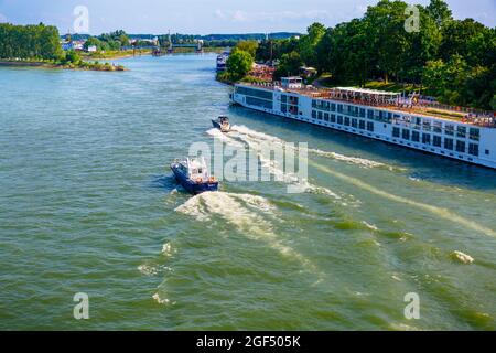Speyer, Germania - 21 agosto 2021: Trasporto di merci sul fiume Reno, traghetto e nave da crociera e barche Foto Stock