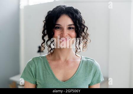 Giovane donna d'affari sorridente in ufficio Foto Stock