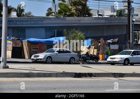 Los Angeles, CA USA - 30 giugno 2021: Accampamento senza tetto o shantytown vicino alla superstrada Foto Stock