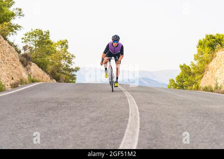 Ciclismo maschile maturo in bicicletta su strada Foto Stock