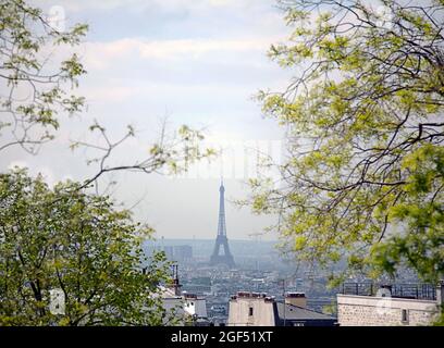 Torre Eiffel con paesaggio urbano visto da Basilique Du Sacre Coeur, Parigi, Francia Foto Stock