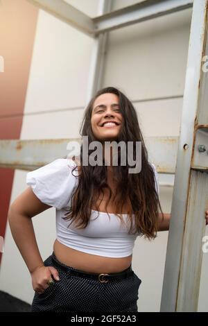 Giovane donna felice con lunghi capelli neri Foto Stock
