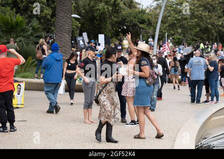 Santa Monica, CA USA - 21 agosto 2021: Manifestanti contro i passaporti dei vaccini progettati dalla città di Los Angeles Foto Stock