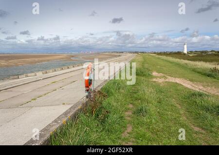 Leasowe, Regno Unito: Passeggiata lungo il North Wirral Coastal Park, Leasowe Common e Meols Dunes. Uno spazio pubblico e un'area di conservazione. Foto Stock