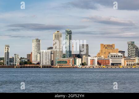Liverpool, Regno Unito: Skyline sul lungomare, tra cui la Lexington Moda degli architetti Falconer Chester Hall, Beetham Tower, West Tower e la capitale Foto Stock