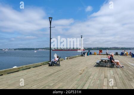 Halifax, Nuova Scozia, Canada - 10 agosto 2021: La gente gode di una giornata di sole a Halifax Harbourfront, Canada Foto Stock