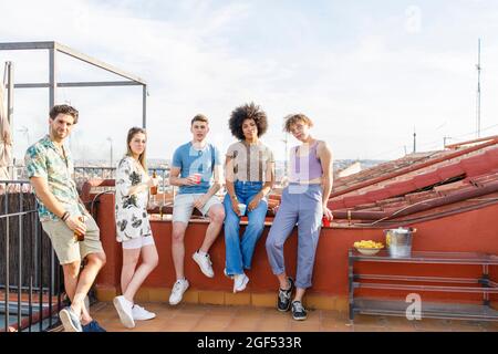 Giovani amici multietnici maschi e femmine al Penthouse party Foto Stock