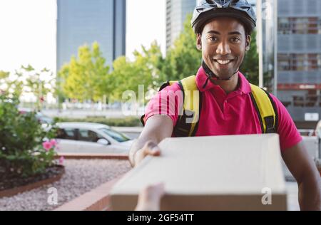 Persona di consegna maschile che consegna il pacchetto al cliente Foto Stock