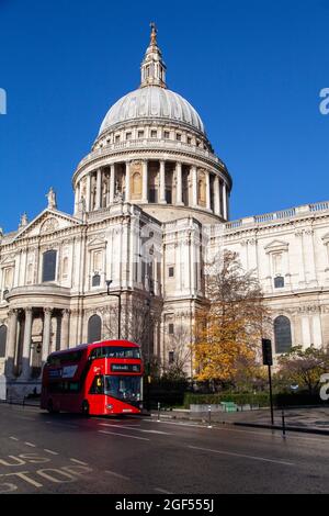 Un nuovo autobus rosso di Londra Routemaster passa accanto al capolavoro barocco di Sir Christopher Wren, la cattedrale di St Paul, la città di Londra, Regno Unito Foto Stock