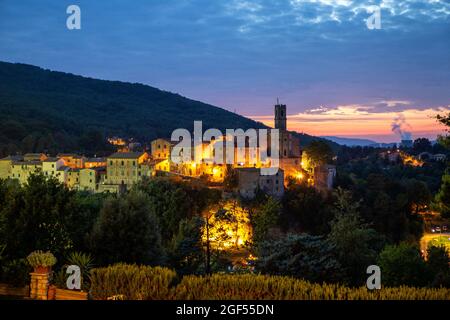 Italia, Provincia di Pisa, Sasso Pisano, villaggio illuminato al tramonto Foto Stock