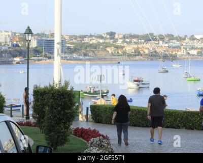 Cascais, Portogallo. 23 Agosto 2021. (INT) movimento di persone nella città di Cascais. 23 agosto 2021, Cascais, Portogallo: Movimento di persone nella città di Cascais, nella regione metropolitana di Lisabon, lunedì (23), durante l'estate europea e in mezzo alla pandemia di coronavirus. (Credit Image: © Edson De Souza/TheNEWS2 via ZUMA Press Wire) Foto Stock