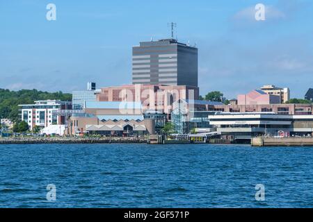 Dartmouth, Canada - 10 agosto 2021: Terminal dei traghetti di Dartmouth e edificio Queen Square Foto Stock